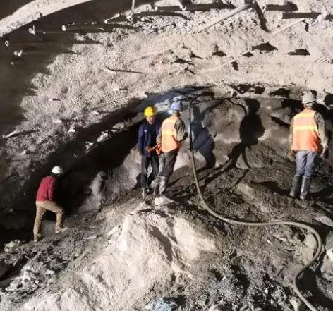 蓬安拱顶带模注浆料的施工流程及注意事项